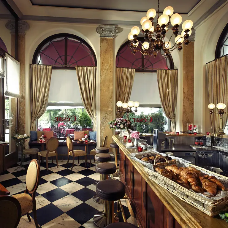 Cafe Cesar Klassische Bistro Bar